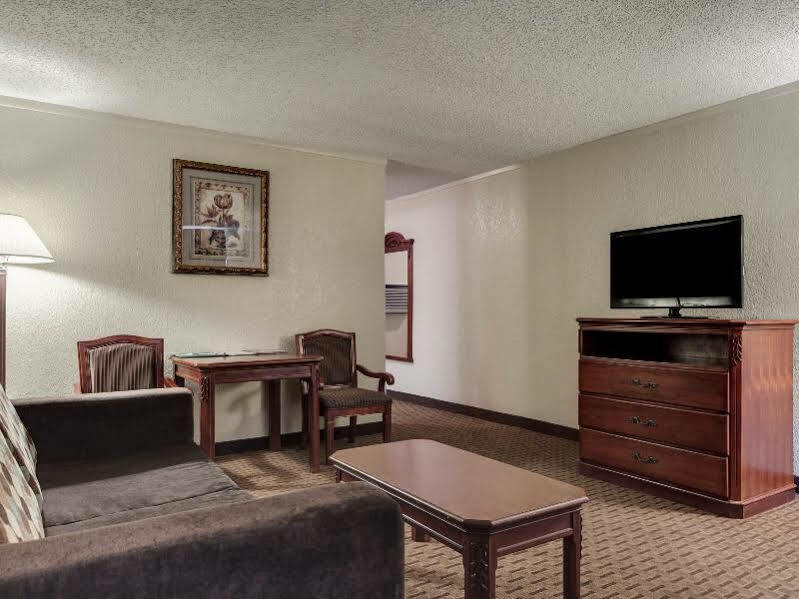 Quality Inn & Suites Airport El Paso Exterior photo